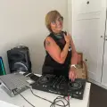 Tiene 68 años y es DJ en Mar del Plata: Diana Rumbo, la mujer que reinventó su vida a través de la música